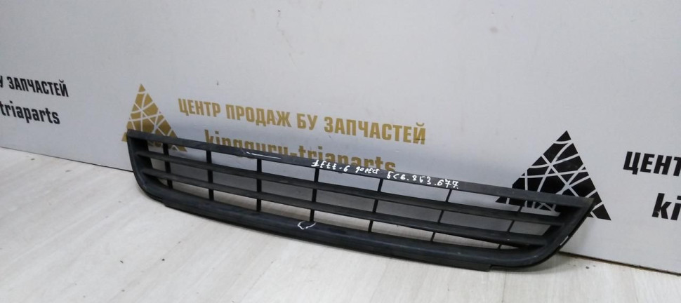 Решетка переднего бампера Volkswagen Jetta 6 дорест 2010-2014 oem 5C6853677