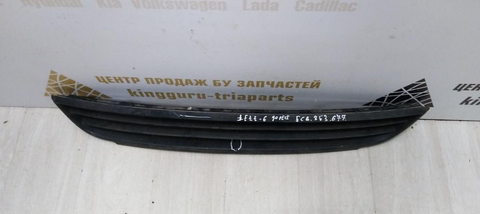Решетка переднего бампера Volkswagen Jetta 6 дорест 2010-2014 oem 5C6853677