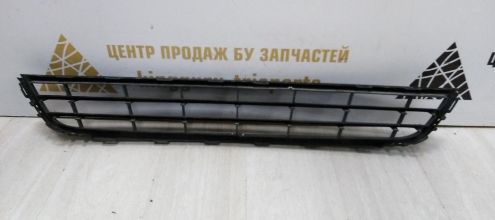 Решетка переднего бампера Volkswagen Jetta 6 дорест 2010-2014 oem 5C6853677