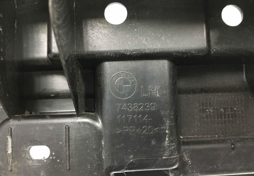 Кронштейн балки электрошторки левый BMW X5 G05 OEM 51477438239