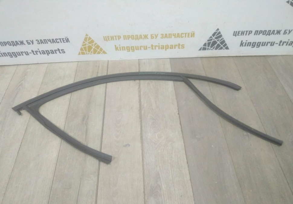 Уплотнитель стекла двери передний правый бу Skoda Octavia A7 OEM 5E0837431