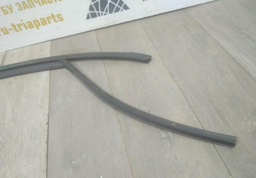 Уплотнитель стекла двери передний правый бу Skoda Octavia A7 OEM 5E0837431
