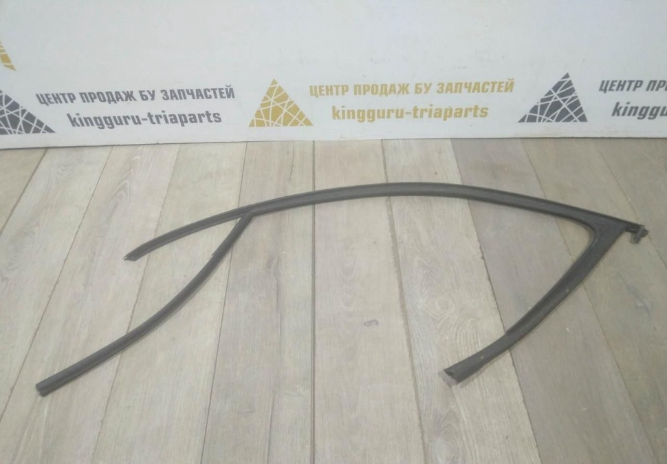 Уплотнитель стекла двери передний правый бу Skoda Octavia A7 OEM 5E0837431