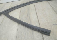 Уплотнитель стекла двери передний правый бу Skoda Octavia A7 OEM 5E0837431