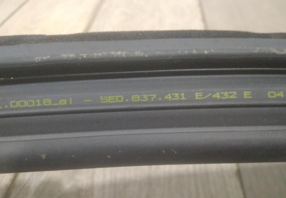 Уплотнитель стекла двери передний правый бу Skoda Octavia A7 OEM 5E0837431 Уплотнитель стекла двери передний правый бу Skoda Octavia A7 OEM 5E0837431