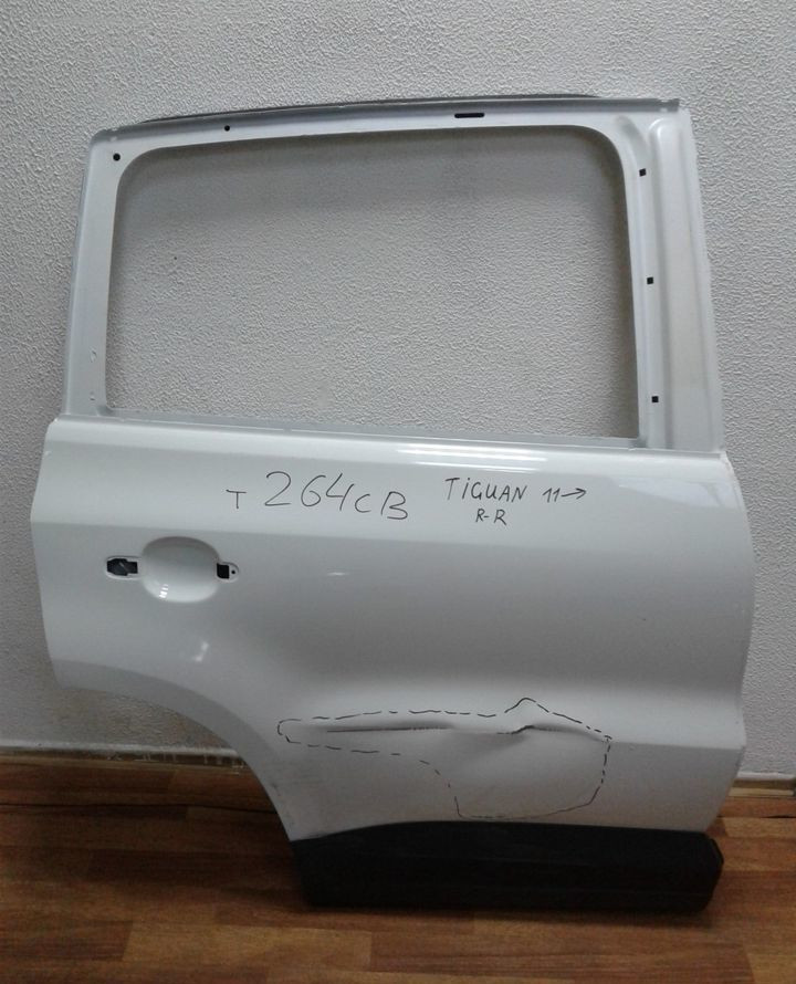 Дверь задняя правая (+молдинг) Volkswagen Tiguan (11-16) вмятина