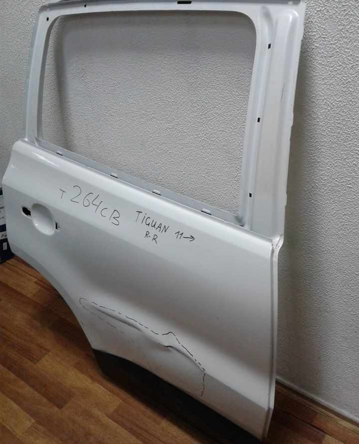 Дверь задняя правая (+молдинг) Volkswagen Tiguan (11-16) вмятина