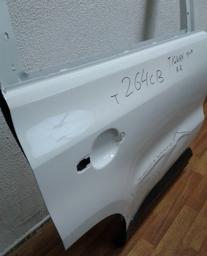 Дверь задняя правая (+молдинг) Volkswagen Tiguan (11-16) вмятина