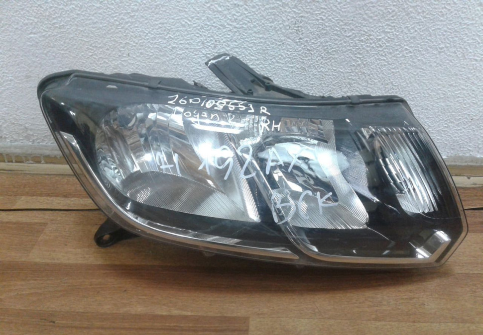 Фара правая Renault Logan 2 oem 260105553r (слом. 2 крепл.) (скл-3)