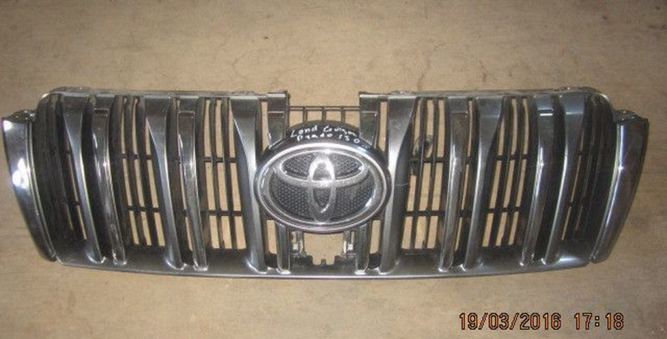 Решетка радиатора Toyota Land Cruiser Prado 150 бу с дефектом (Скл-3)