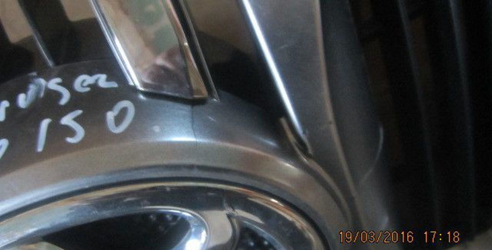 Решетка радиатора Toyota Land Cruiser Prado 150 бу с дефектом (Скл-3) Решетка радиатора Toyota Land Cruiser Prado 150 бу с дефектом (Скл-3)