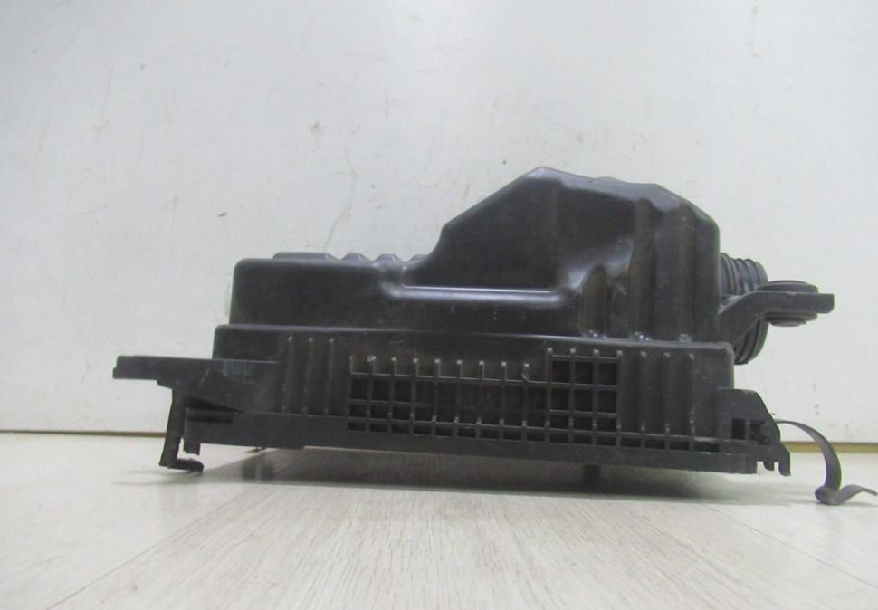 Крышка (крышка) корпуса воздушнего фильтра Hyundai Solaris 2 oem 28110H8100 (слом.2крепл)