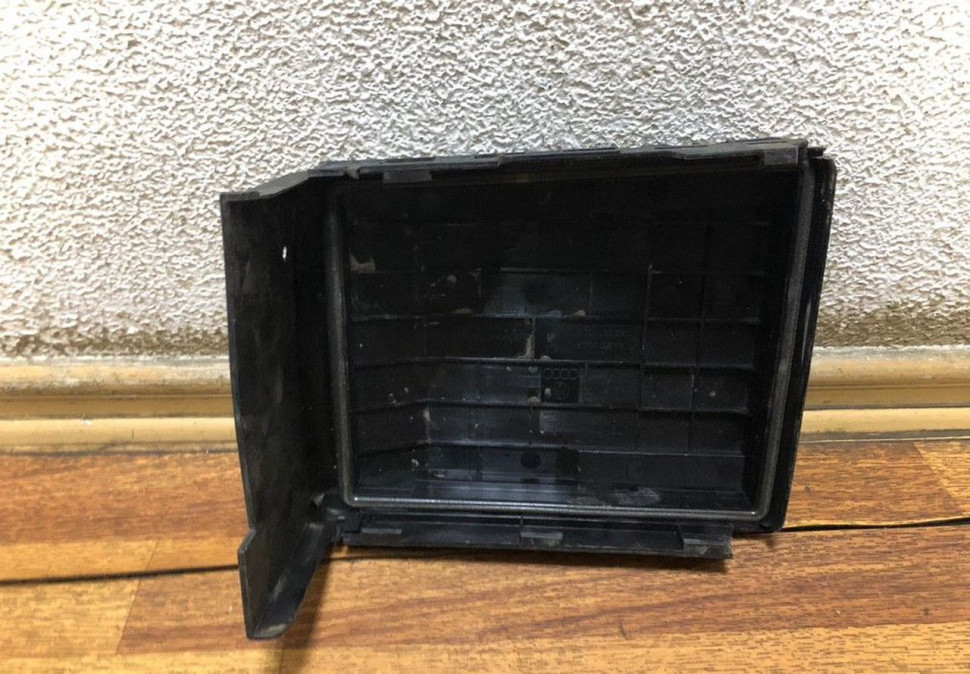 Крышка блока предохранителей Volkswagen Caddy oem 1k0937132f