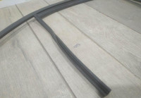 Уплотнитель стекла двери задний правый бу Skoda Octavia A7 OEM 5E5839431