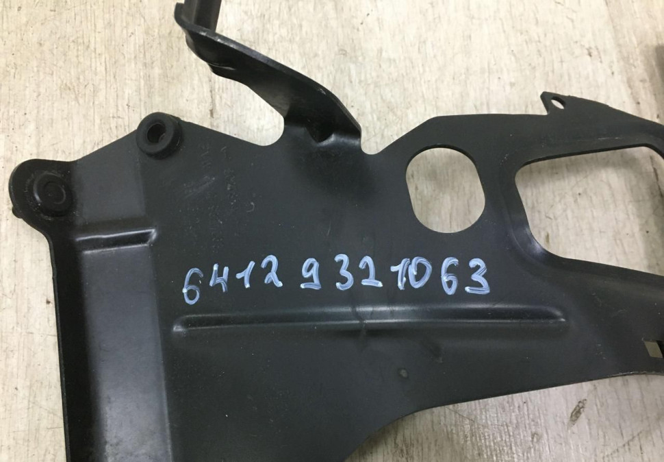 Кронштейн блока отопления BMW 5 G30 2016 OEM 64129321063