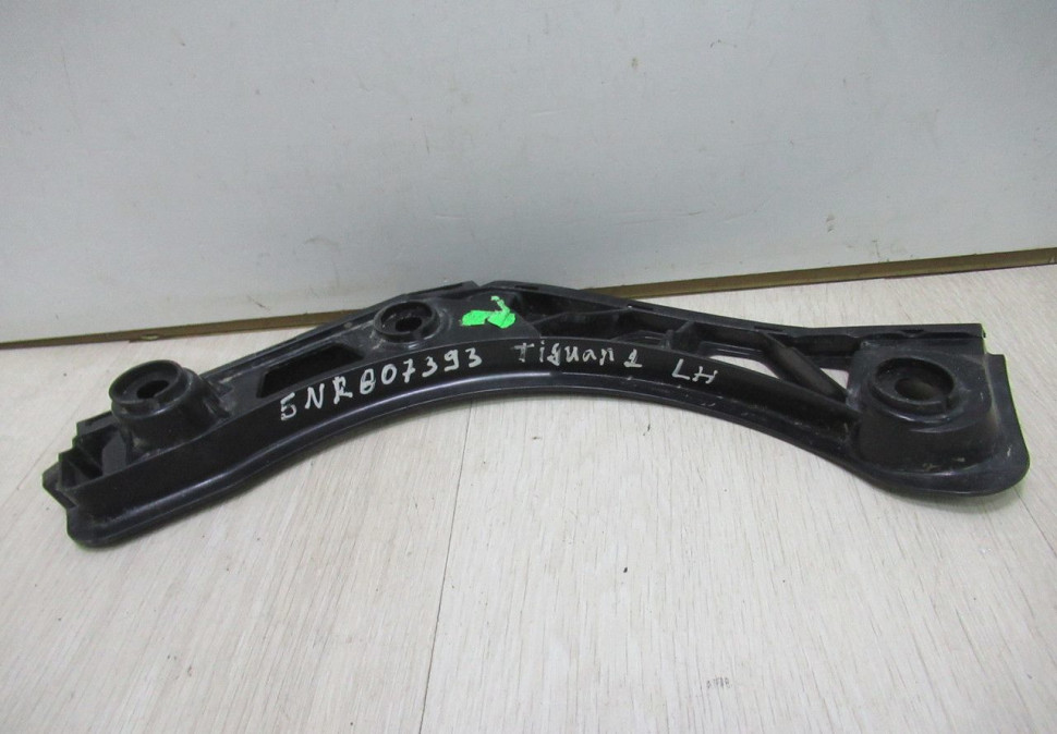 Кронштейн заднего бампера  левая Volkswagen Tiguan 2 oem 5nr807393