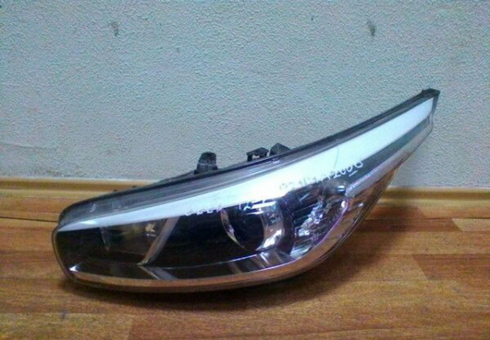 Фара левая галоген Kia Ceed 12- Oem 92101A2000 (слом. 1 крепеж)