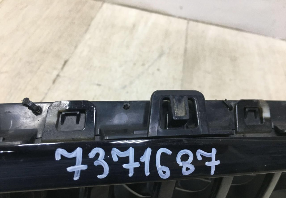 Решетка радиатора левая BMW 1 F20 OEM 7371687 Решетка радиатора левая BMW 1 F20 OEM 7371687