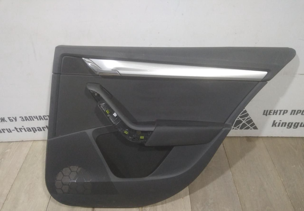 Обивка двери задняя правая бу Skoda Octavia A7 OEM 5E5867024