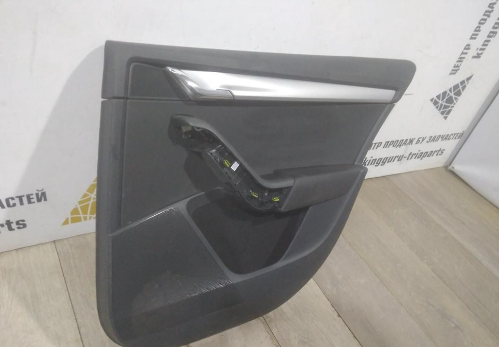 Обивка двери задняя правая бу Skoda Octavia A7 OEM 5E5867024
