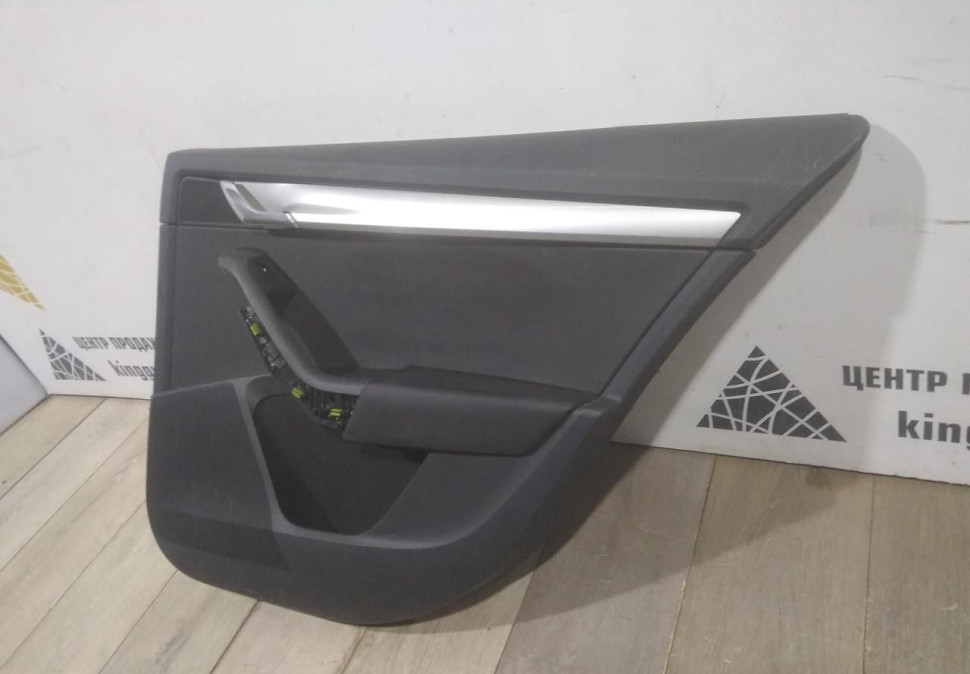 Обивка двери задняя правая бу Skoda Octavia A7 OEM 5E5867024