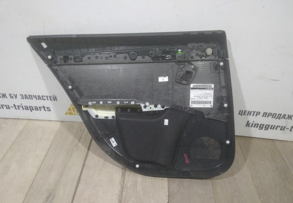 Обивка двери задняя правая бу Skoda Octavia A7 OEM 5E5867024