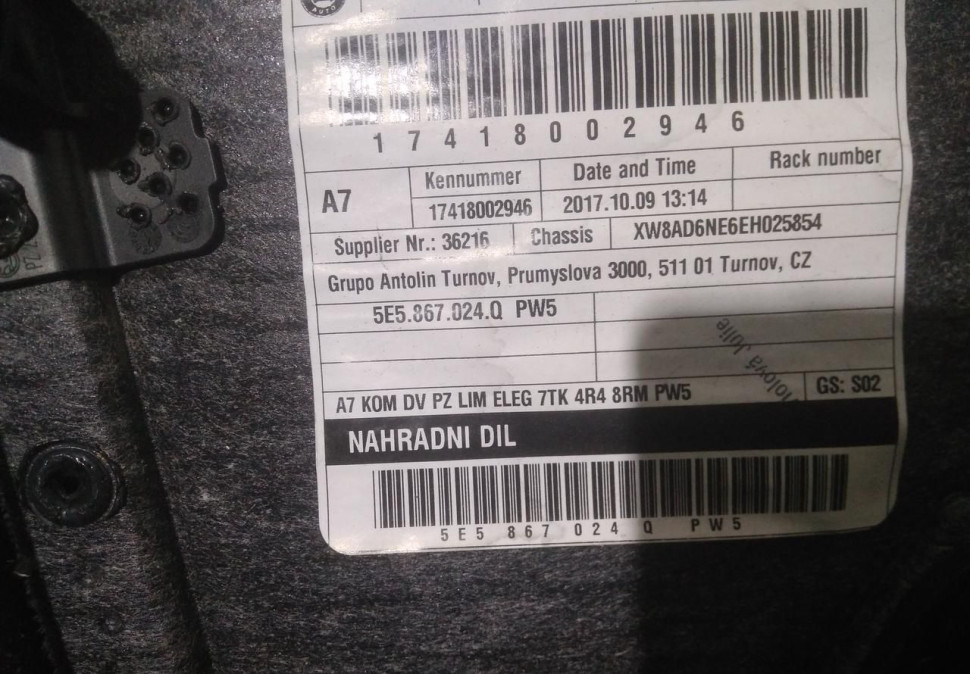 Обивка двери задняя правая бу Skoda Octavia A7 OEM 5E5867024