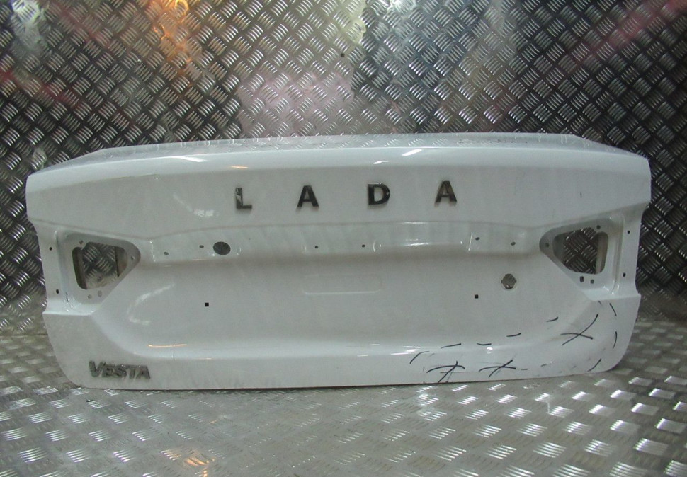 Крышка багажника Lada Vesta oem 8450039387 (вмятина) (скл-3)