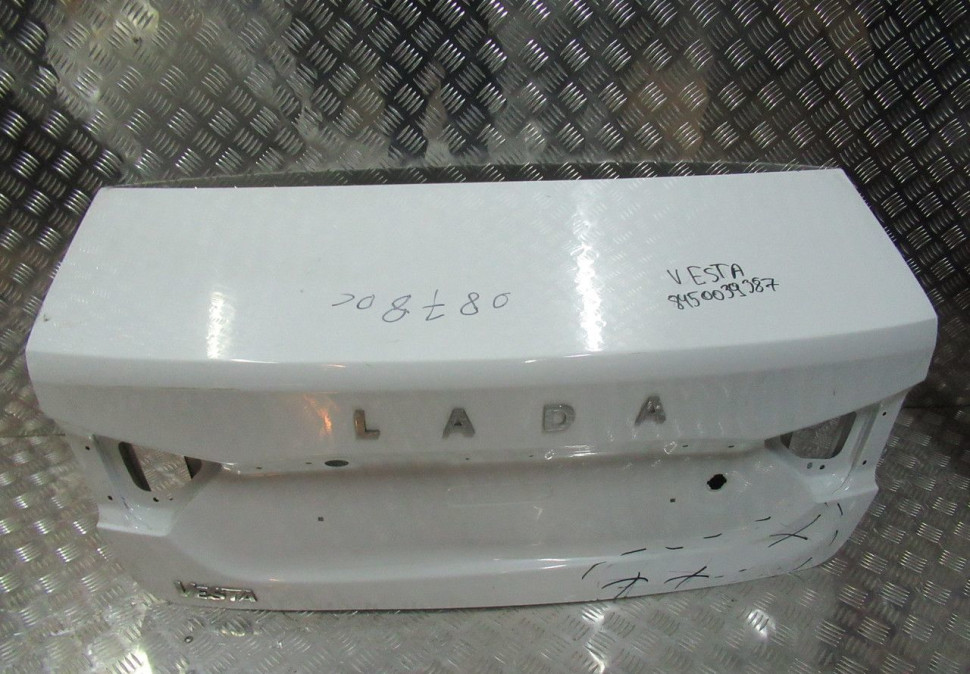 Крышка багажника Lada Vesta oem 8450039387 (вмятина) (скл-3) Крышка багажника Lada Vesta oem 8450039387 (вмятина) (скл-3)