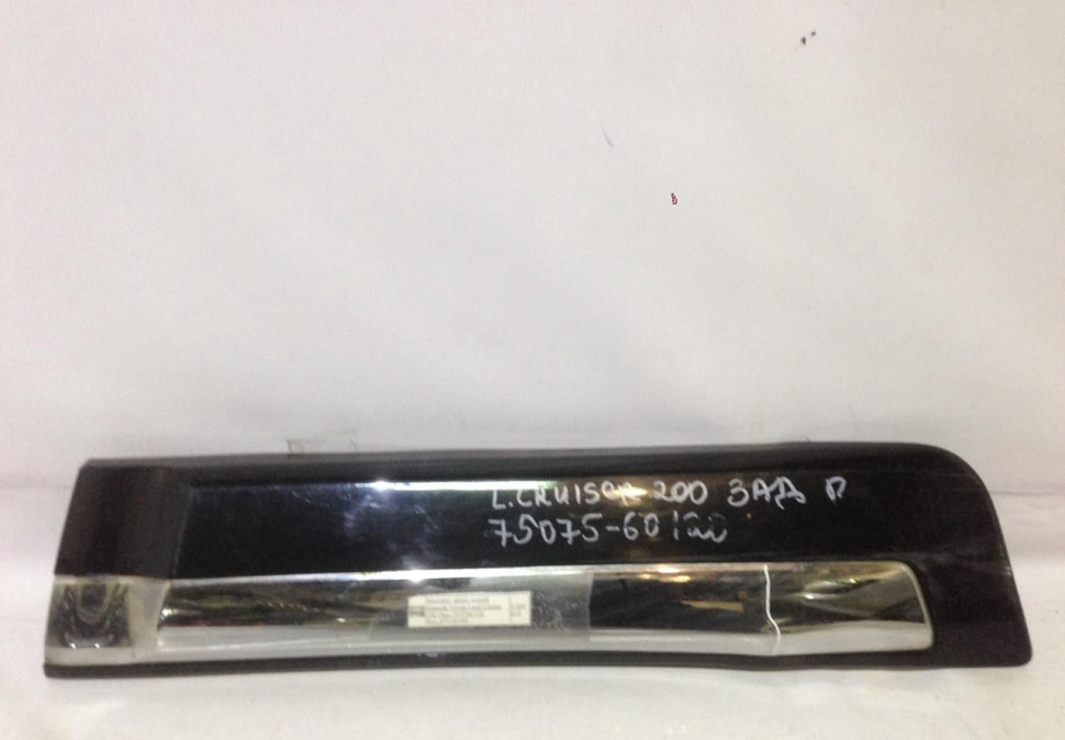 Накладка двери Toyota Land Cruiser 200 оеm 7507560120
