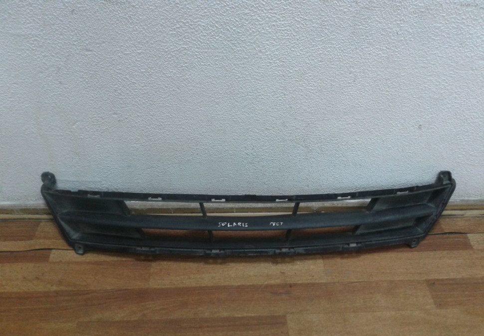 Решетка переднего бампера Hyundai Solaris 1 рестайл Oem 865614L500 (трещ. крепл.)