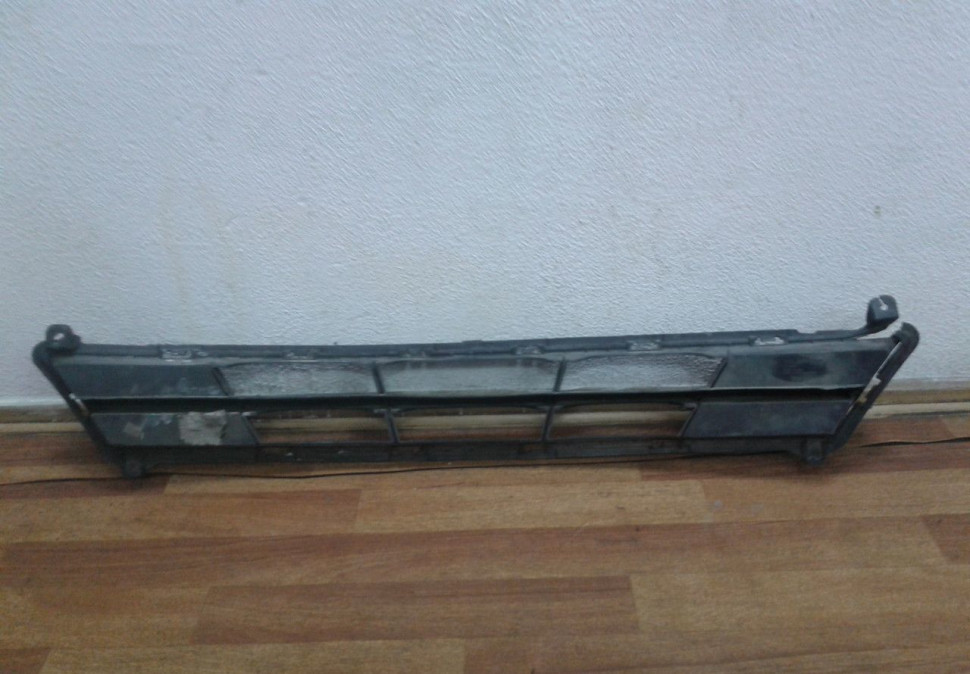 Решетка переднего бампера Hyundai Solaris 1 рестайл Oem 865614L500 (трещ. крепл.)