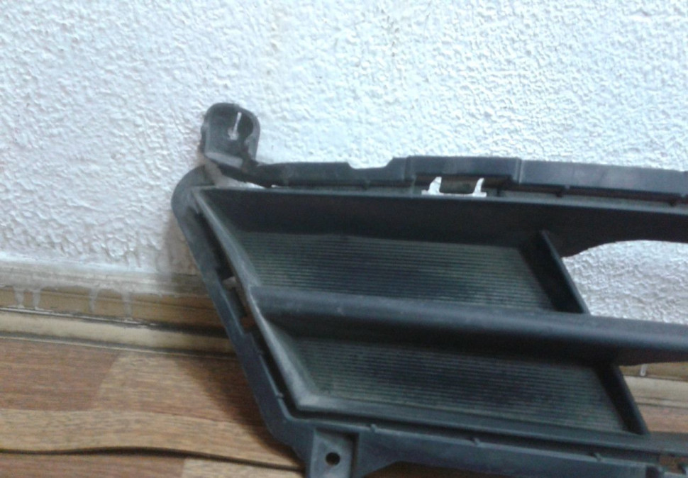 Решетка переднего бампера Hyundai Solaris 1 рестайл Oem 865614L500 (трещ. крепл.)