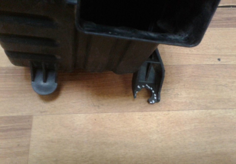 Корпус воздушного фильтра Hyundai Tucson 3 oem 28110d3400 (слом. 1 крепл.) Корпус воздушного фильтра Hyundai Tucson 3 oem 28110d3400 (слом. 1 крепл.)