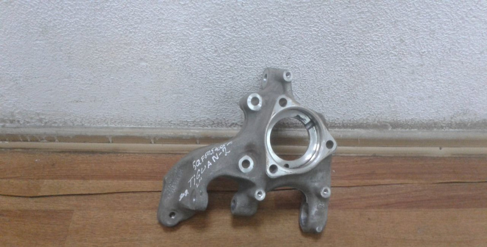 Кулак задний левый Volkswagen Tiguan 2 2016 OEM 5QF505435F Кулак задний левый Volkswagen Tiguan 2 2016 OEM 5QF505435F