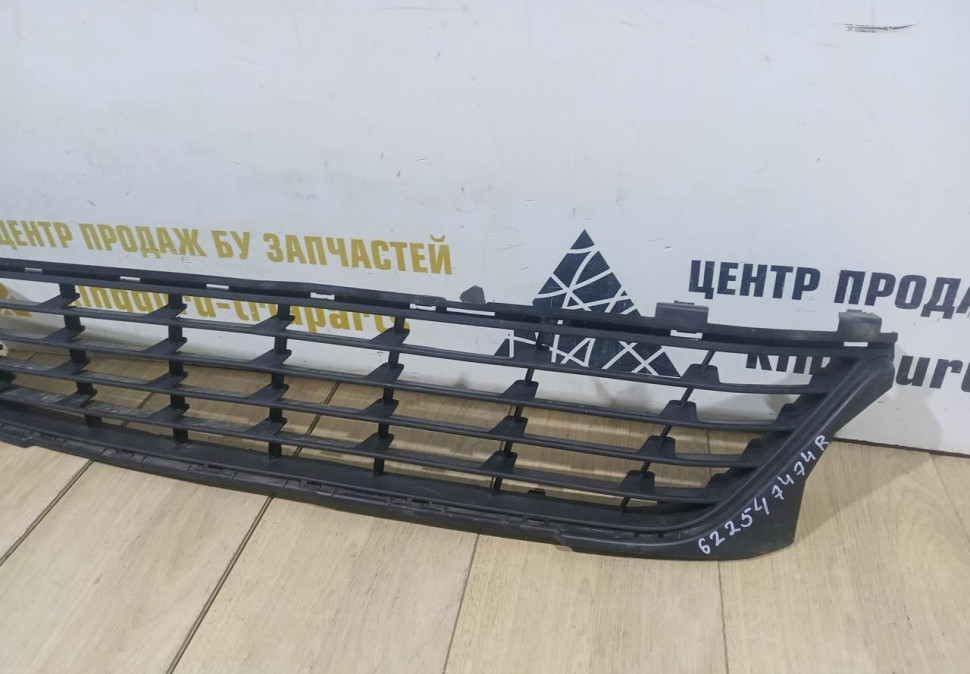 Решетка переднего бампера бу Renault Logan 2 рестайлинг OEM 622547474R Решетка переднего бампера бу Renault Logan 2 рестайлинг OEM 622547474R