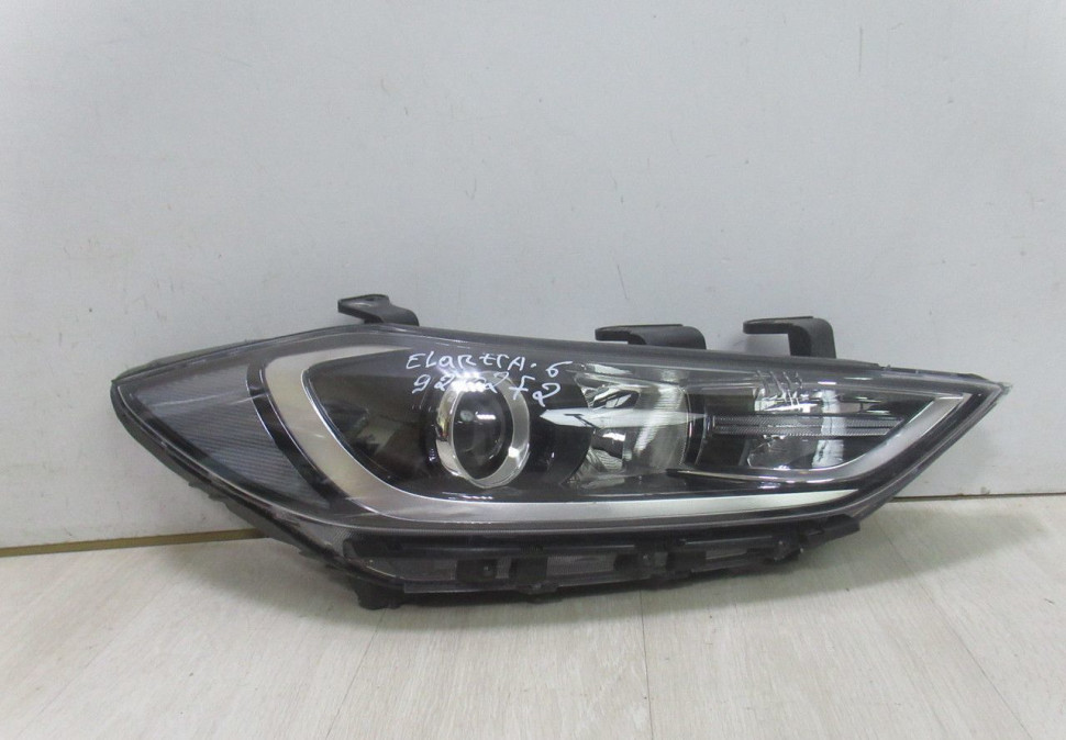 Фара правая галоген Hyundai Elantra 6 AD дорестайлинг 2016 OEM 92102F2000 Фара правая галоген Hyundai Elantra 6 AD дорестайлинг 2016 OEM 92102F2000