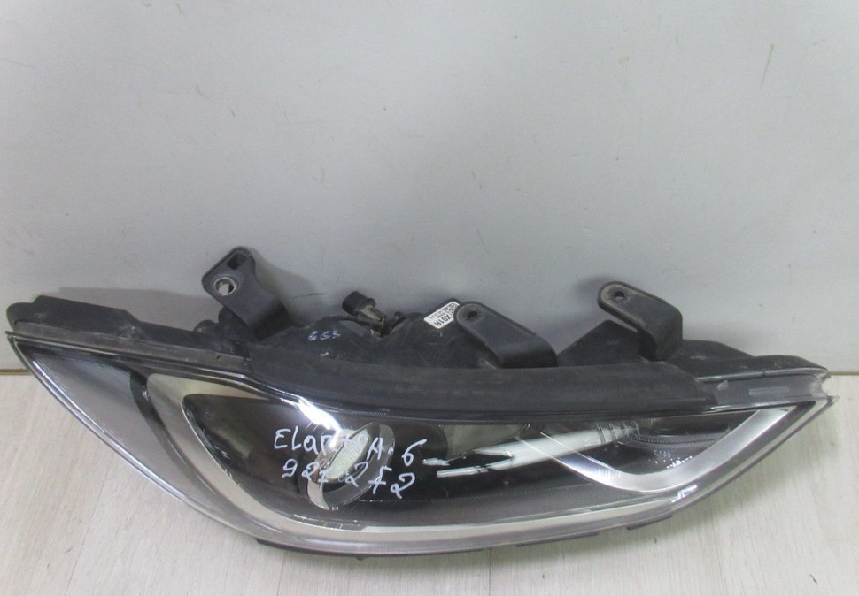 Фара правая галоген Hyundai Elantra 6 AD дорестайлинг 2016 OEM 92102F2000 Фара правая галоген Hyundai Elantra 6 AD дорестайлинг 2016 OEM 92102F2000