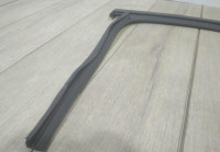 Уплотнитель стекла двери задний правый бу Skoda Octavia A7 OEM 5E5839431