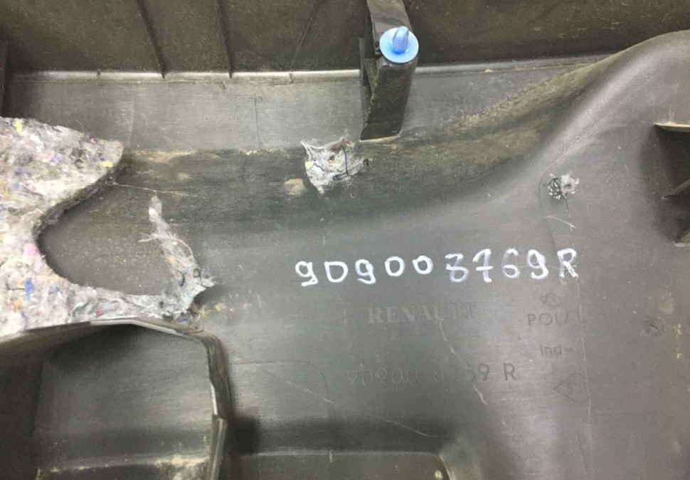 Обивка крышки багажника Renault Duster OEM 909008769R