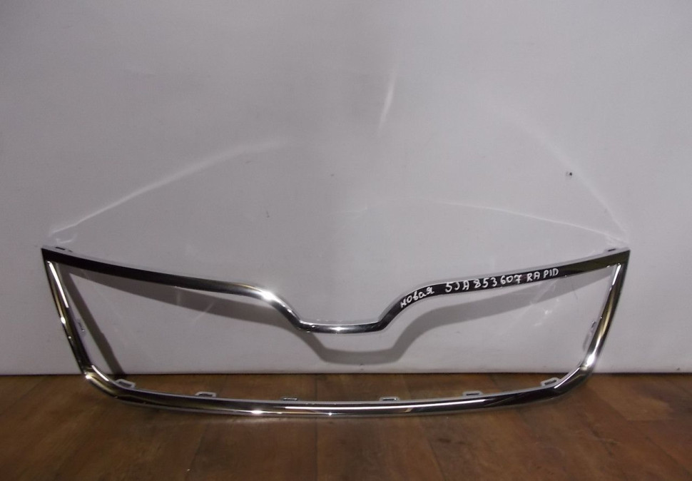 Молдинг решетки радиатора Skoda Rapid OEM 5JA853607