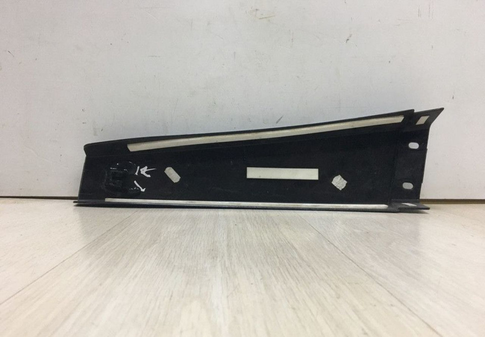Накладка средней стойки левая Volkswagen Polo oem 6ru853289 (после ремонта 1 крепл)