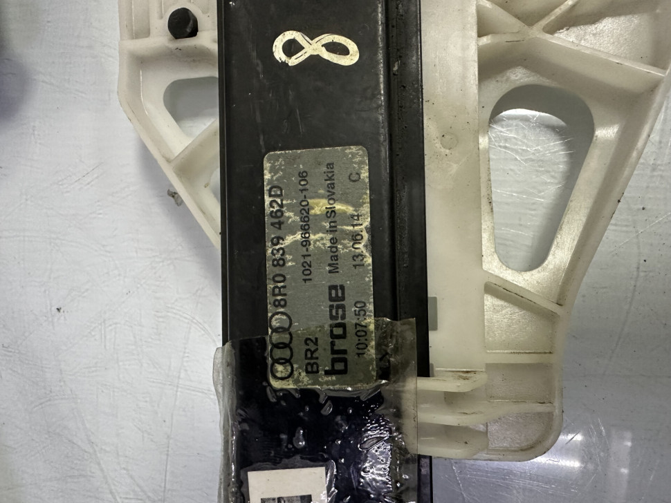 Стеклоподъемник задней правой двери б/у Audi Q5 OEM 8R0839462D Стеклоподъемник задней правой двери б/у Audi Q5 OEM 8R0839462D