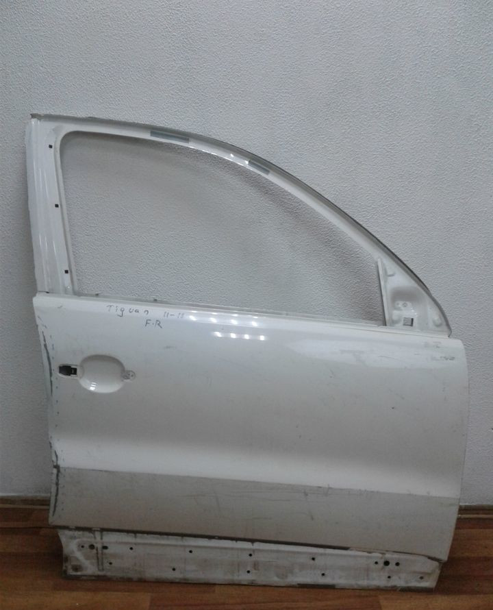 Дверь передняя правая Volkswagen Tiguan (11-16) вмятины