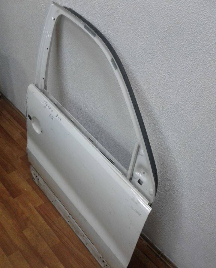 Дверь передняя правая Volkswagen Tiguan (11-16) вмятины