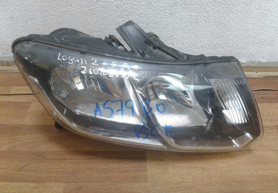 Фара правая Renault Logan 2 oem 260105559r (слом. 3 крепл. трещ. корп.) (скл-3)