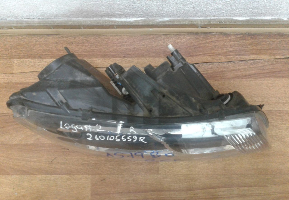 Фара правая Renault Logan 2 oem 260105559r (слом. 3 крепл. трещ. корп.) (скл-3) Фара правая Renault Logan 2 oem 260105559r (слом. 3 крепл. трещ. корп.) (скл-3)