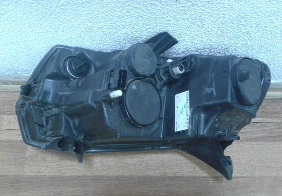 Фара правая Renault Logan 2 oem 260105559r (слом. 3 крепл. трещ. корп.) (скл-3) Фара правая Renault Logan 2 oem 260105559r (слом. 3 крепл. трещ. корп.) (скл-3)