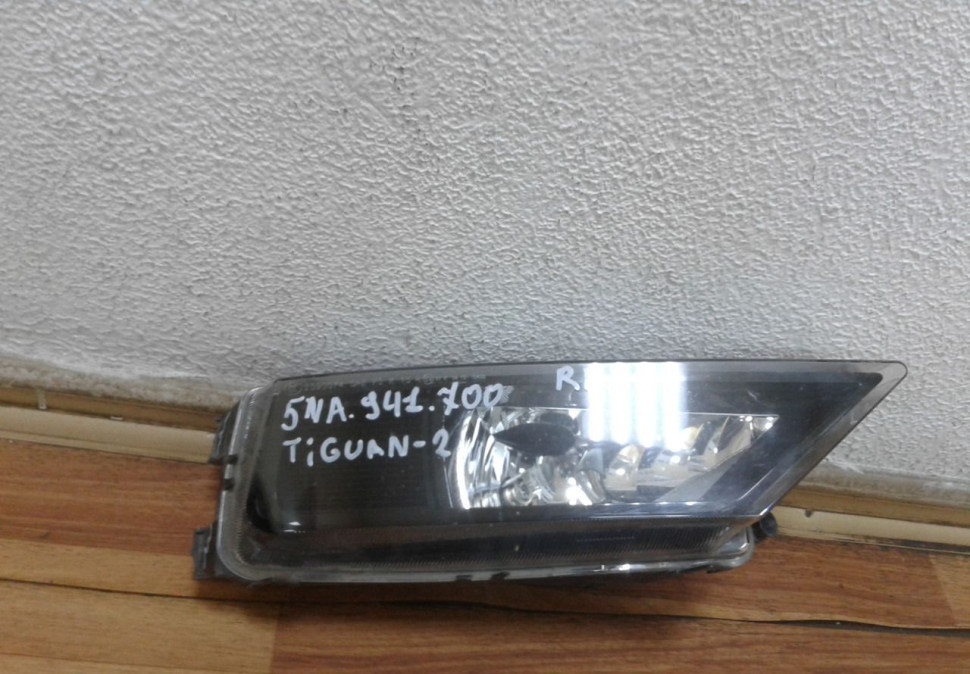 Фара птф правая Volkswagen Tiguan 2 oem 5na941700 (слом. 2 крепл.)