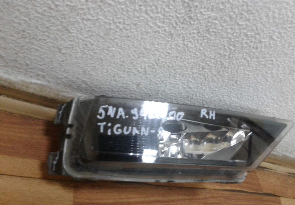 Фара птф правая Volkswagen Tiguan 2 oem 5na941700 (слом. 2 крепл.)